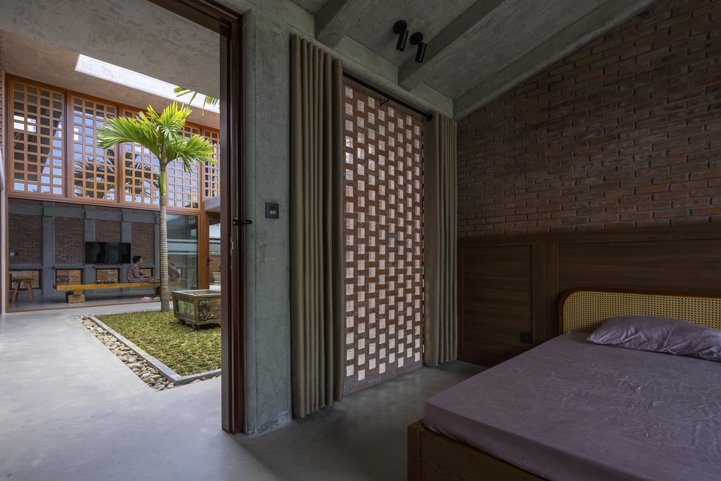 Căn nhà quê giữa phố độc đáo, có cả mảnh sân với cây cau, giếng nước-11