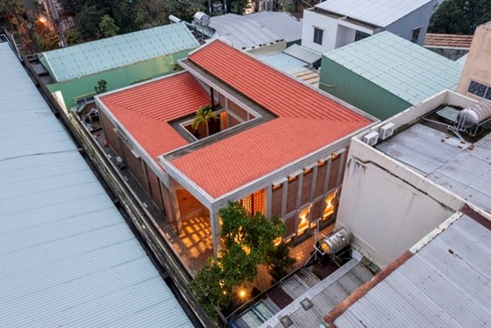 Căn nhà quê giữa phố độc đáo, có cả mảnh sân với cây cau, giếng nước