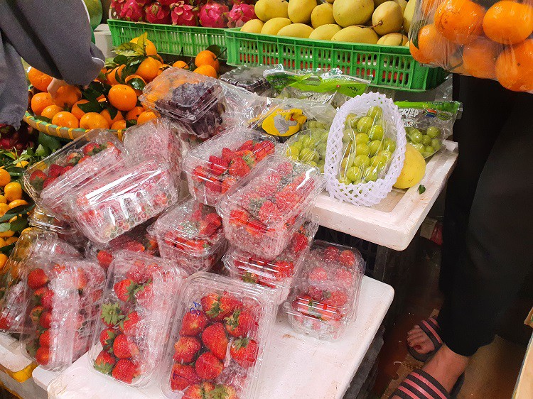 Dâu tây Mộc Châu bán ngập chợ với giá siêu rẻ”, chỉ từ 25 nghìn đồng/hộp-2