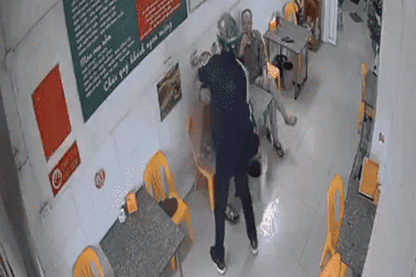 Khởi tố vụ đổ xăng lên đầu tình địch, châm lửa đốt giữa quán bia ở Hà Nội-1