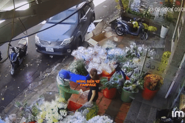 Ô tô trôi vào hàng hoa, suýt đâm 2 người phụ nữ: Hoảng hốt khi nhìn ghế lái