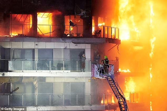 Hỏa hoạn nhấn chìm tòa chung cư: Thứ vật liệu quen thuộc trong xây dựng khiến lửa được đà bốc ngùn ngụt, gợi nhớ thảm kịch kinh hoàng năm 2017-1