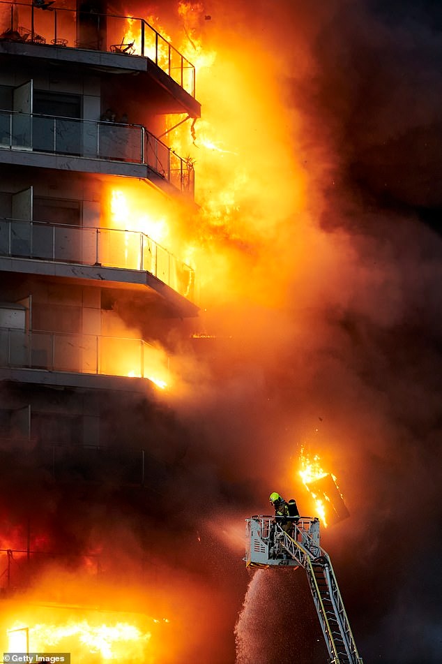 Hỏa hoạn nhấn chìm tòa chung cư: Thứ vật liệu quen thuộc trong xây dựng khiến lửa được đà bốc ngùn ngụt, gợi nhớ thảm kịch kinh hoàng năm 2017-3