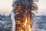 Hỏa hoạn nhấn chìm tòa chung cư: Thứ vật liệu quen thuộc trong xây dựng khiến lửa 'được đà' bốc ngùn ngụt, gợi nhớ thảm kịch kinh hoàng năm 2017
