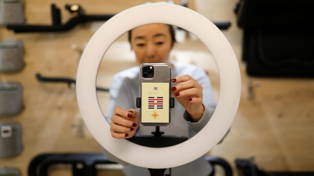 Vỡ mộng vì nghề livestream: Phát cả ngày không ai xem, nghỉ làm bị phạt 700 triệu - Tôi không ngủ nổi-1