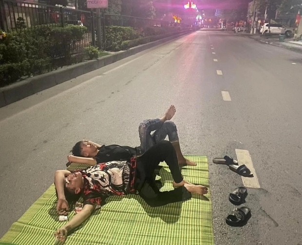 Trải chiếu nằm trên quốc lộ chụp ảnh đăng mạng xã hội để câu like-1