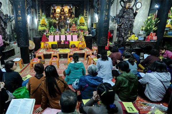 Nữ cơ trưởng đầu tiên ở Việt Nam kể cuộc sống hôn nhân: Vợ hạ cánh lập tức trông con cho chồng đi bay-7