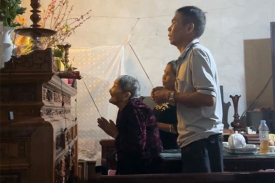 Xúc động lời nói của cụ bà 103 tuổi vượt hơn 300km về quê giỗ mẹ: