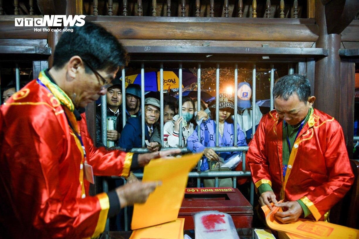 Dầm mưa xuyên đêm chờ phát ấn đền Trần Nam Định-13