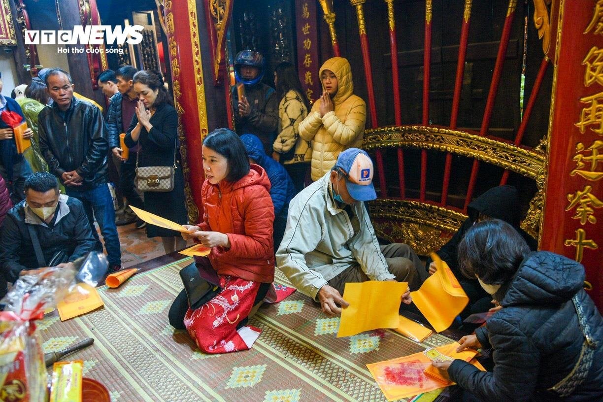 Dầm mưa xuyên đêm chờ phát ấn đền Trần Nam Định-19