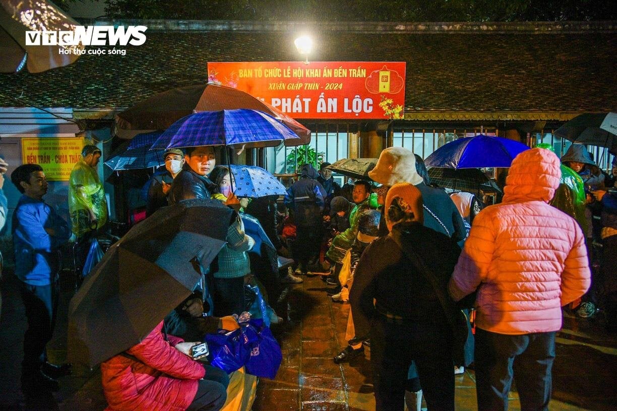 Dầm mưa xuyên đêm chờ phát ấn đền Trần Nam Định-8