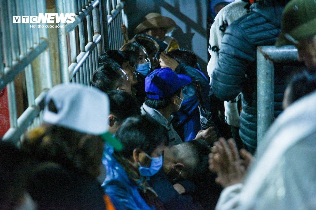 Dầm mưa xuyên đêm chờ phát ấn đền Trần Nam Định-10