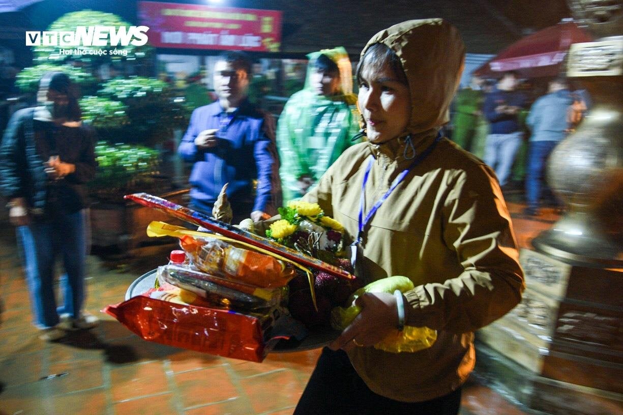 Dầm mưa xuyên đêm chờ phát ấn đền Trần Nam Định-18