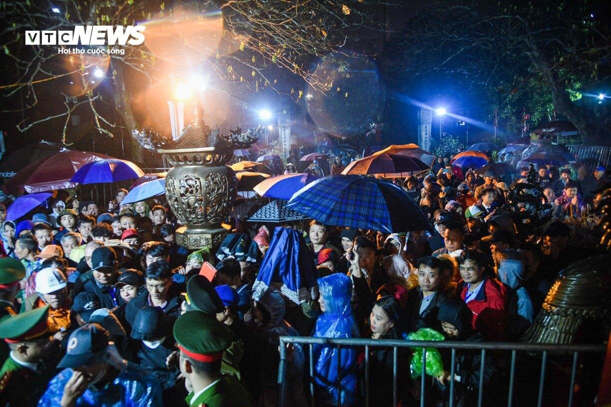 Dầm mưa xuyên đêm chờ phát ấn đền Trần Nam Định-2