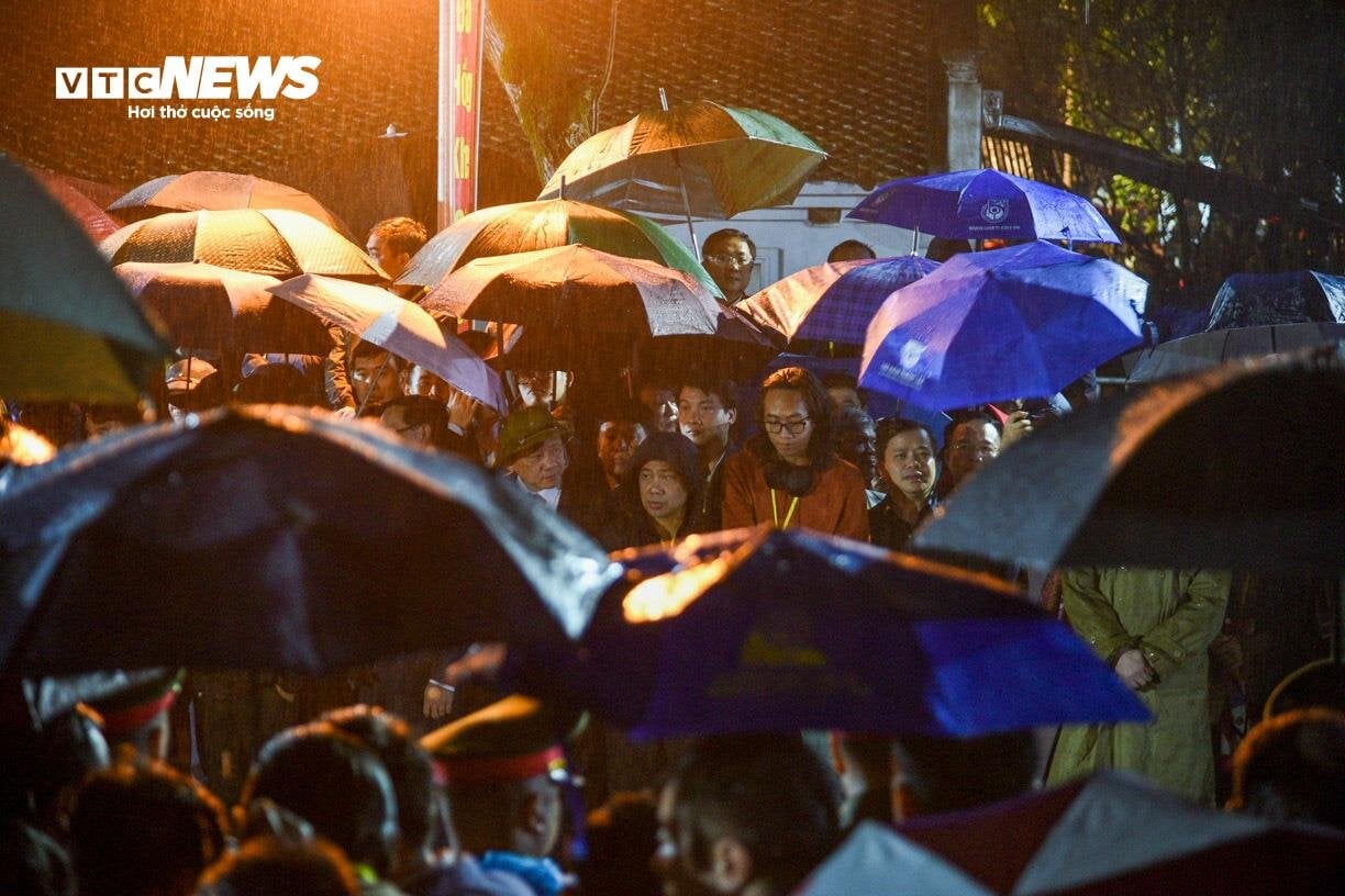 Dầm mưa xuyên đêm chờ phát ấn đền Trần Nam Định-7