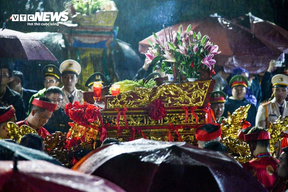 Dầm mưa xuyên đêm chờ phát ấn đền Trần Nam Định-4