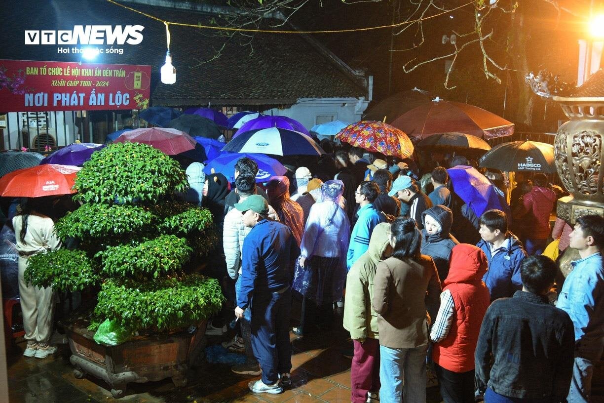 Dầm mưa xuyên đêm chờ phát ấn đền Trần Nam Định-9