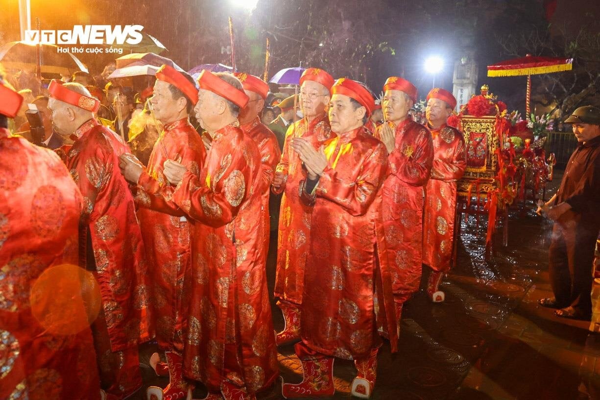 Dầm mưa xuyên đêm chờ phát ấn đền Trần Nam Định-6