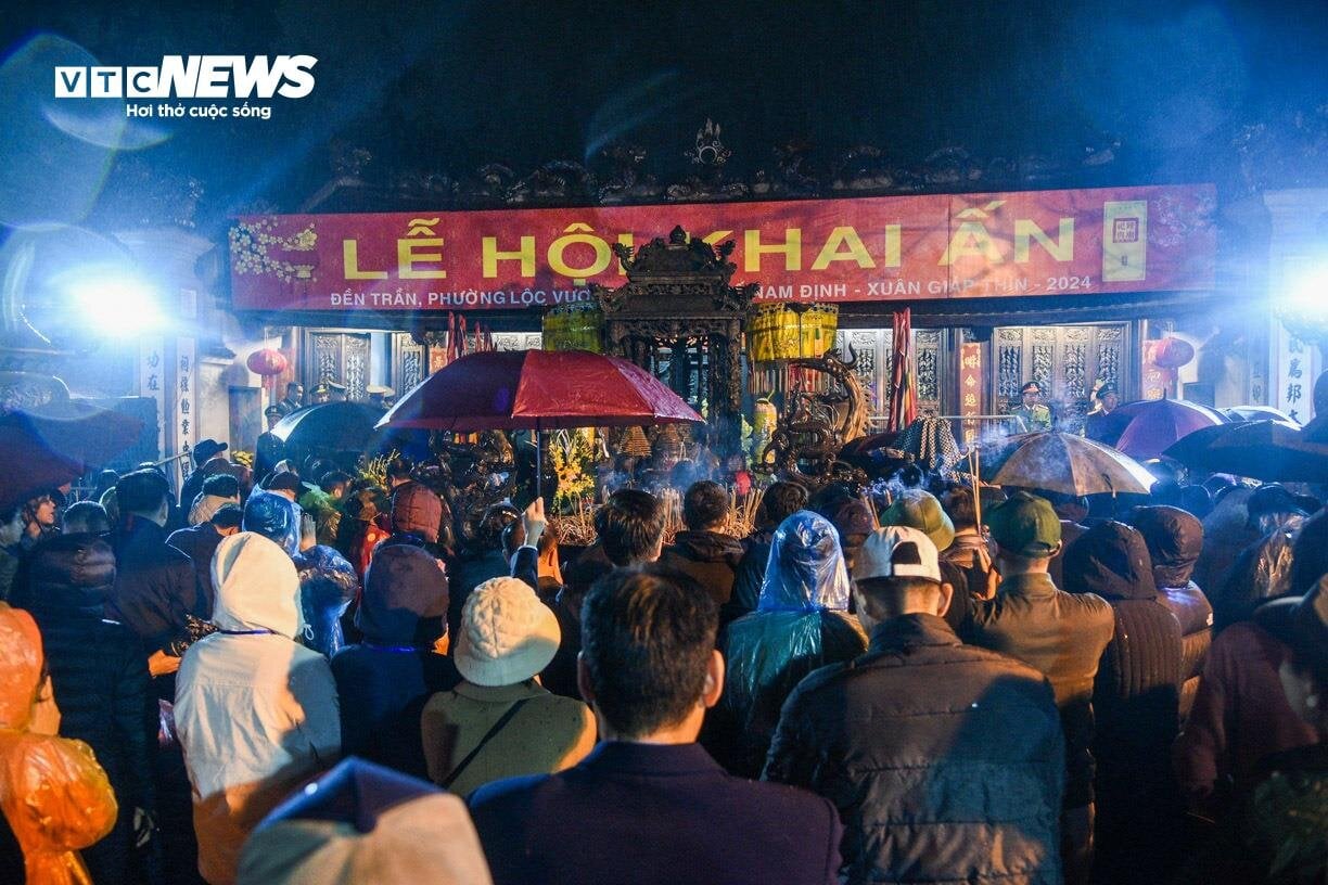 Dầm mưa xuyên đêm chờ phát ấn đền Trần Nam Định-1