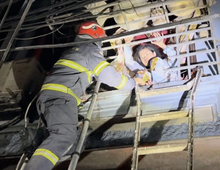 Hà Nội: Cứu 3 người mắc kẹt trong vụ cháy lúc rạng sáng-2