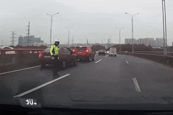 CSGT mặc thường phục xử phạt xe vượt ẩu, lấn làn trên cao tốc Cam Lộ - La Sơn-3