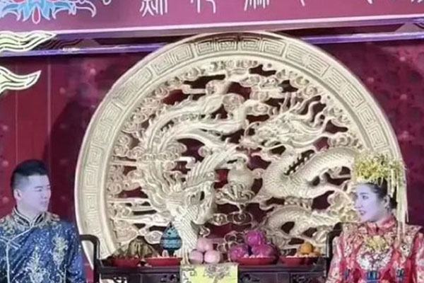 Nhận được ảnh nóng của chồng tương lai đúng ngày cưới, cô dâu làm 1 việc táo bạo ngay trên lễ đường-2