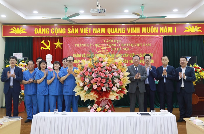 Phó Bí thư Thành ủy Nguyễn Văn Phong thăm, chúc mừng các cơ sở Y tế nhân Ngày Thầy thuốc Việt Nam-1