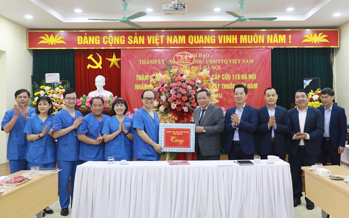 Phó Bí thư Thành ủy Nguyễn Văn Phong thăm, chúc mừng các cơ sở Y tế nhân Ngày Thầy thuốc Việt Nam-2