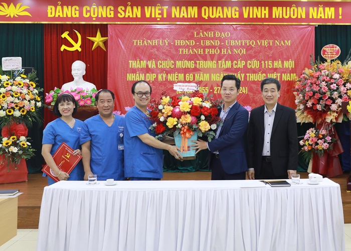 Phó Bí thư Thành ủy Nguyễn Văn Phong thăm, chúc mừng các cơ sở Y tế nhân Ngày Thầy thuốc Việt Nam-3
