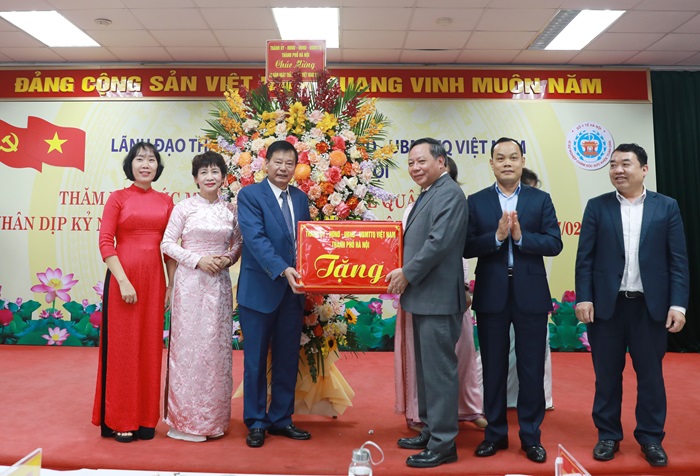 Phó Bí thư Thành ủy Nguyễn Văn Phong thăm, chúc mừng các cơ sở Y tế nhân Ngày Thầy thuốc Việt Nam-5