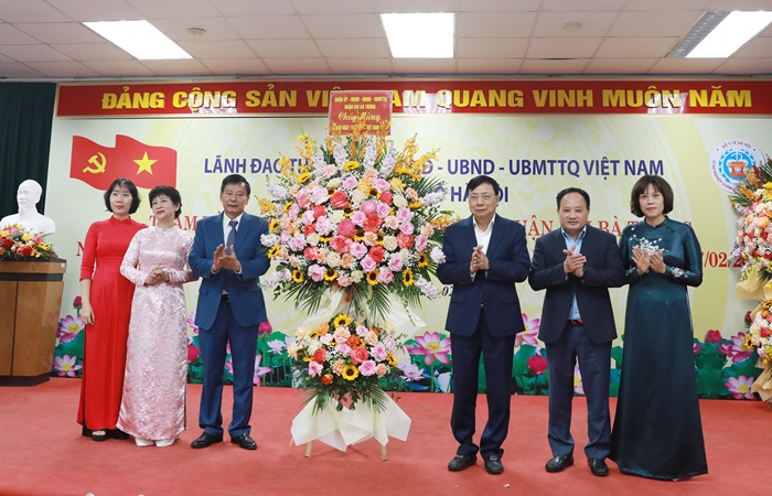 Phó Bí thư Thành ủy Nguyễn Văn Phong thăm, chúc mừng các cơ sở Y tế nhân Ngày Thầy thuốc Việt Nam-6