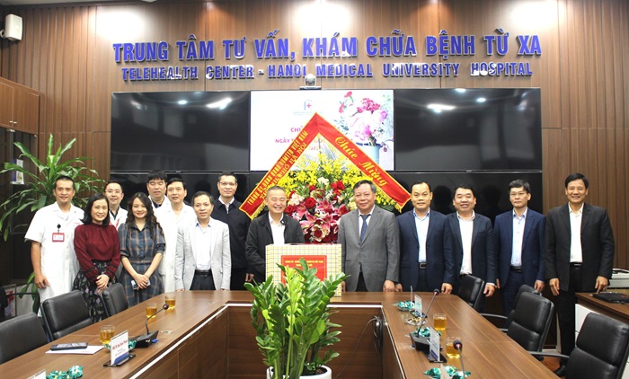 Phó Bí thư Thành ủy Nguyễn Văn Phong thăm, chúc mừng các cơ sở Y tế nhân Ngày Thầy thuốc Việt Nam-7