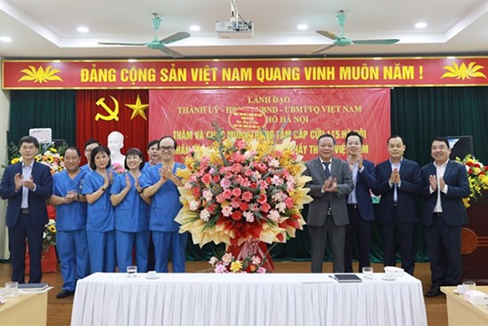 Phó Bí thư Thành ủy Nguyễn Văn Phong thăm, chúc mừng các cơ sở Y tế nhân Ngày Thầy thuốc Việt Nam
