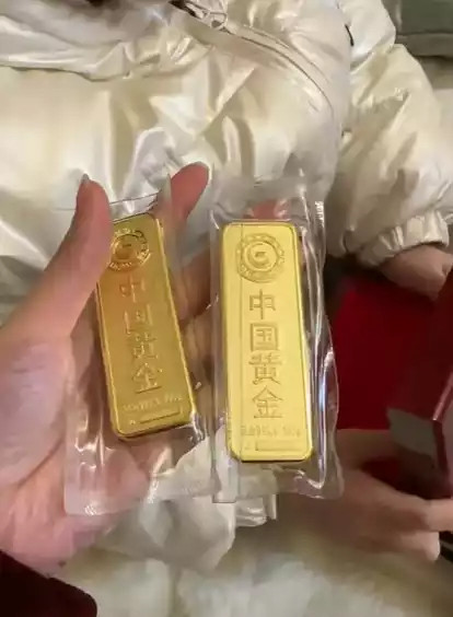 Bé trai mẫu giáo tặng bạn gái cùng lớp 2 thỏi vàng 100g-1