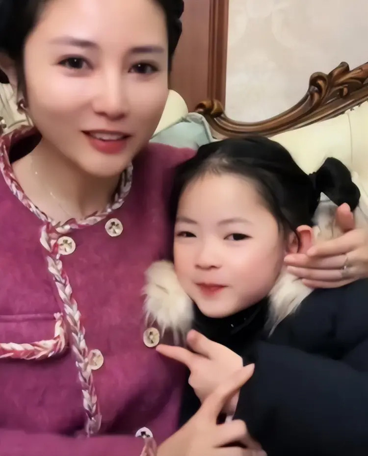 Bé trai mẫu giáo tặng bạn gái cùng lớp 2 thỏi vàng 100g-2