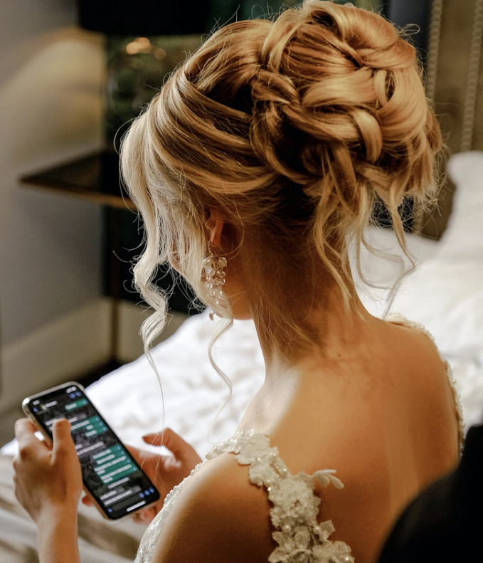 Nhận được ảnh nóng của chồng tương lai đúng ngày cưới, cô dâu làm 1 việc táo bạo ngay trên lễ đường-1