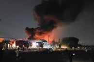 Cháy lớn 3 xưởng sản xuất liền kề ở TPHCM
