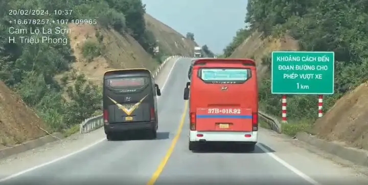 CSGT mặc thường phục xử phạt xe vượt ẩu, lấn làn trên cao tốc Cam Lộ - La Sơn-1