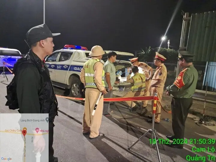 CSGT mặc thường phục xử phạt xe vượt ẩu, lấn làn trên cao tốc Cam Lộ - La Sơn-2