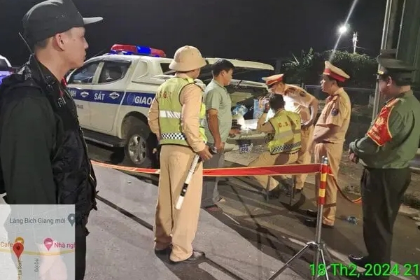 Công an đưa bé 8 tháng tuổi tím tái, khó thở tới bệnh viện bằng xe đặc chủng-2