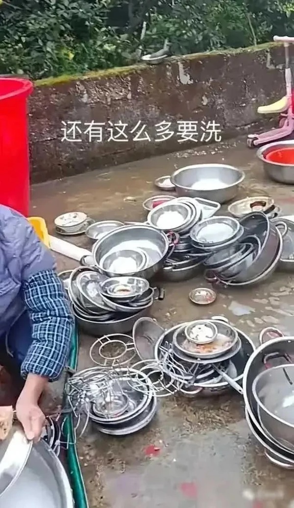 Tranh cãi cảnh cô dâu tất bật rửa bát trong ngày cưới, cách mẹ chồng đáp trả khi hàng xóm khuyên cô dâu nghỉ tay khiến dân mạng sục sôi-3