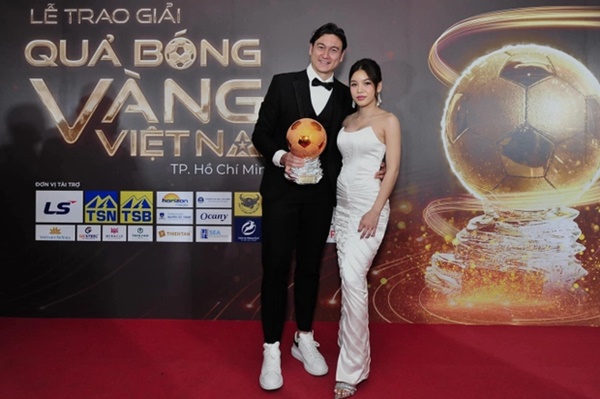 Đặng Văn Lâm vừa tình tứ với Yến Xuân tại Gala QBV, giờ lại trầm tư trên khán đài, có chuyện gì đây?-3