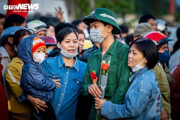 Lời nhắn nhủ xúc động của cha, cái ôm bịn rịn của con gái ngày tân binh nhập ngũ-2