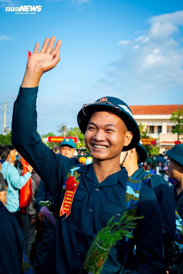 Lời nhắn nhủ xúc động của cha, cái ôm bịn rịn của con gái ngày tân binh nhập ngũ-12