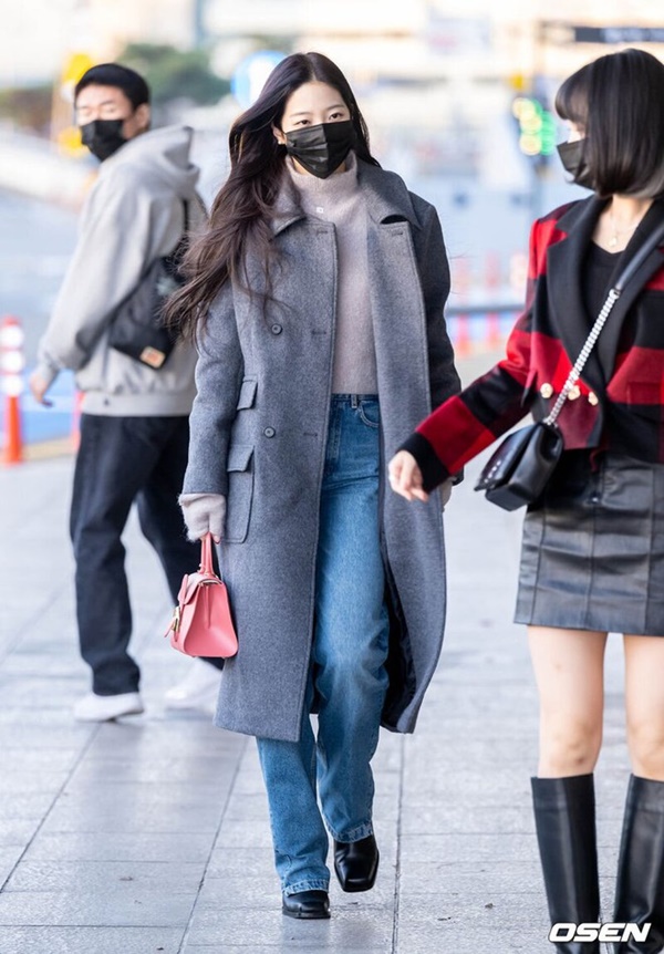 4 nữ thần tượng gen Z có thời trang sân bay đẹp xuất sắc, tuổi nào cũng có thể học hỏi-6