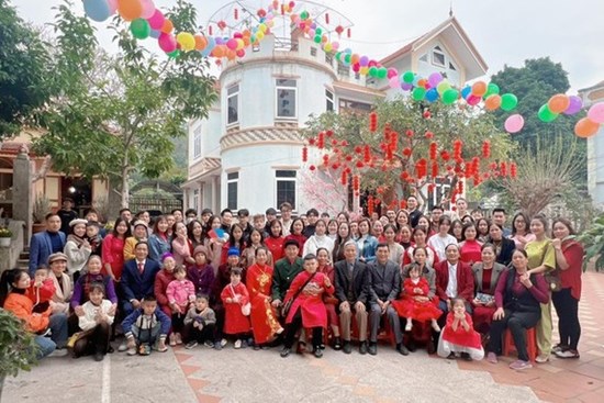 Đại gia đình ở Thái Nguyên có 160 người: Họ hàng quên tên nhau, chóng mặt vì khoản phát lì xì