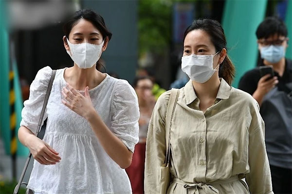 Chàng trai 20 tuổi sốt cao, hạch cổ sưng tấy liên tục 1 tuần sau khi hôn bạn gái-2