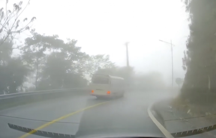 Xe khách chở gần 30 cán bộ hưu trí lao xuống vực đầy sương mù ở Tam Đảo-1