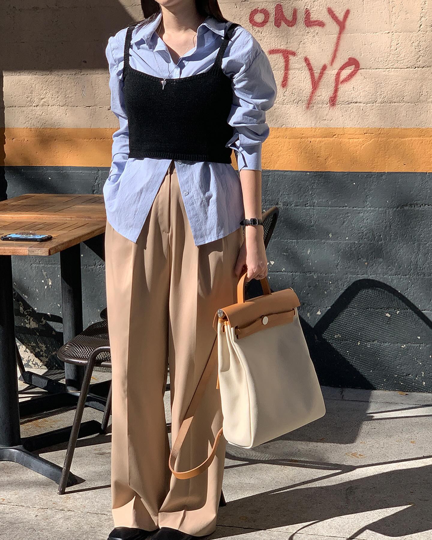 5 mẫu áo sơ mi trẻ trung, thịnh hành nhất mùa xuân 2024-4