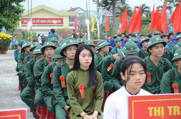 Nữ tân binh xinh đẹp lên đường nhập ngũ khiến dân mạng truy lùng danh tính: Bỏ việc ổn định để tòng quân-2